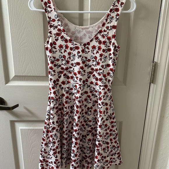 H&M DividedFloral Sleeveless Dress - Red and Black on White - Picture 5 of 5